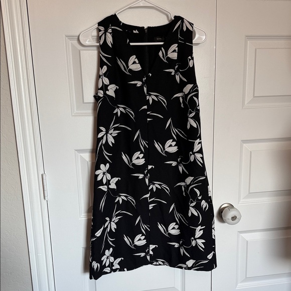 Banana Republic Dresses & Skirts - Banana Republic Black and White Floral Mini Dress 🖤 Sz 4